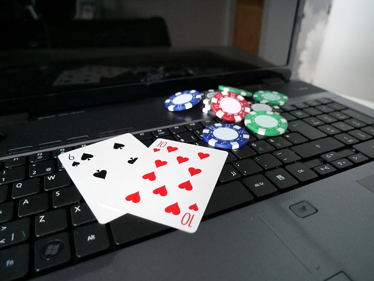 Laptop dengan kartu dan keping poker — ilustrasi panduan poker Cipit88