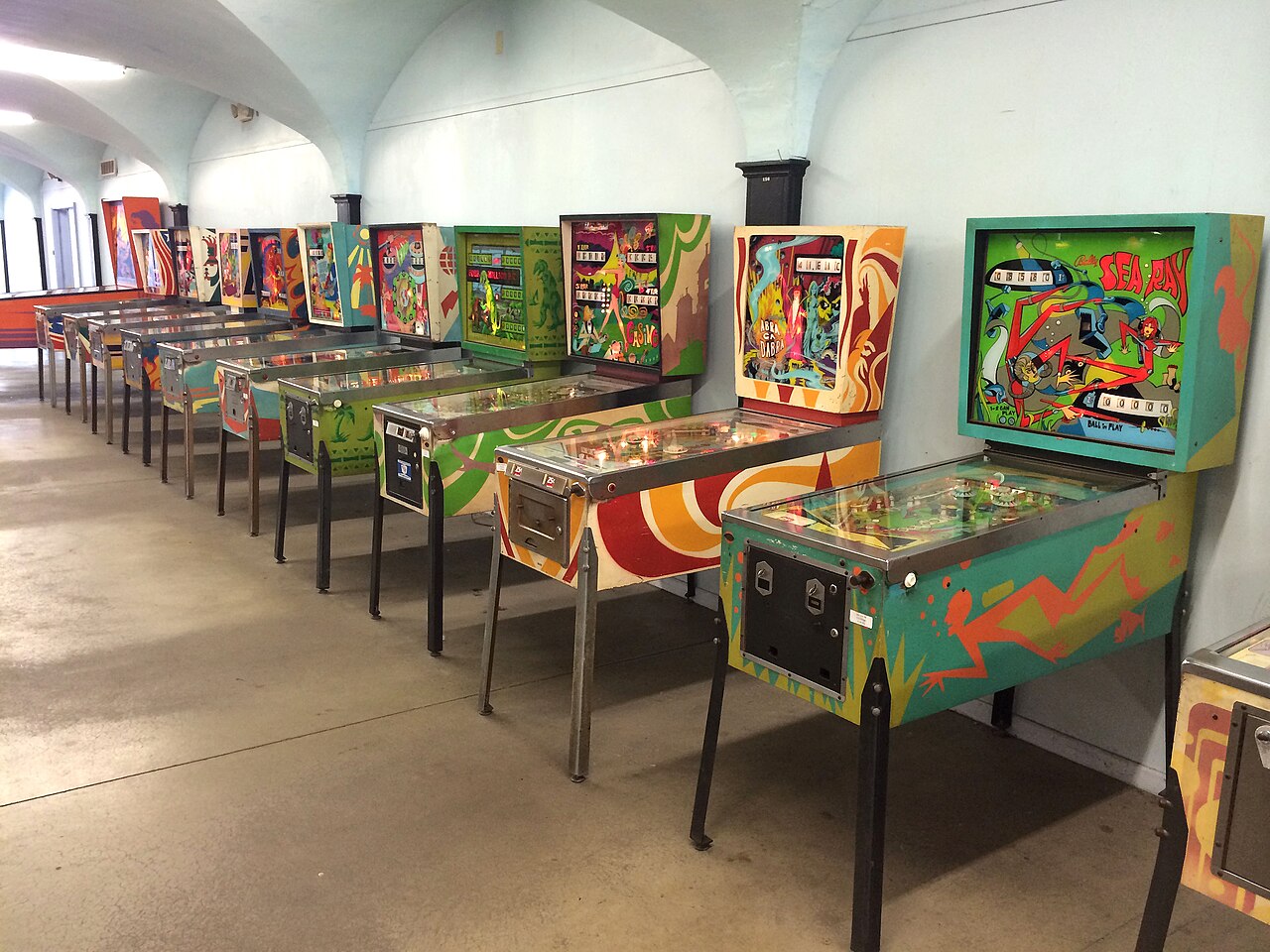 Barisan mesin pinball arcade — ilustrasi panduan gratis spin Cipit88